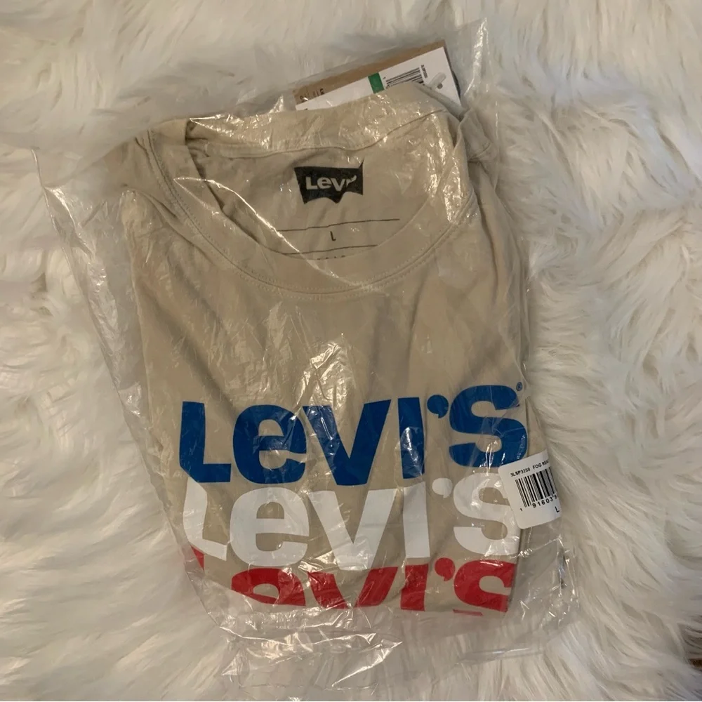 Levi’s Stacked Logo Cream T-shirt Tee Large 100% cotton Unisex